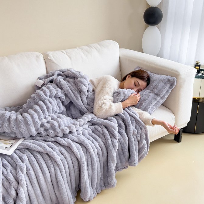 02202068-81db-45b9-adb0-3ca0ad31ef39.jpg Soft Wind Bubble Velvet Blanket Warm Solid Rabbit Fur Blankets Double-sided Thickening Cover Throw Warm Fur Blanket - Image 5