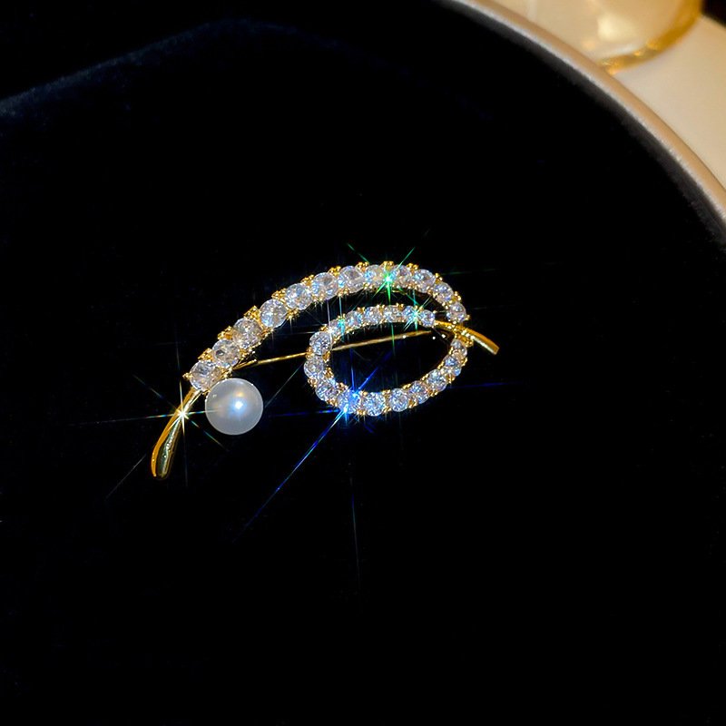 7183b4ef-4fda-43d8-b83e-1fec5c588be0.jpg Real Gold Plating Irregular Letter Brooch - Image 3