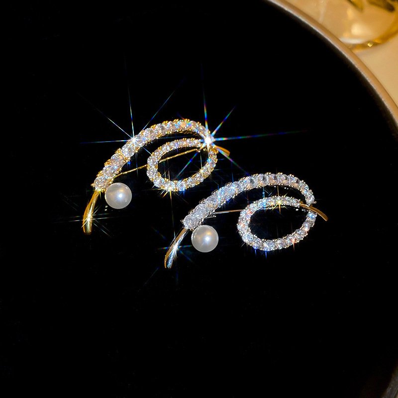 720e4fec-56aa-4e21-9607-f7f4e0514a28.jpg Real Gold Plating Irregular Letter Brooch - Image 1