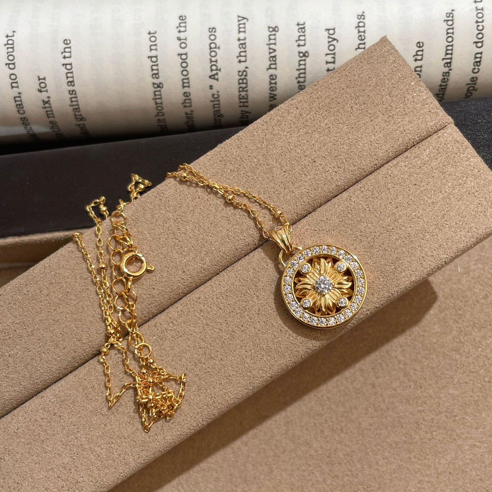 9df49b85-8d79-4178-97ce-8f87d4cf4cd8.jpg Light Luxury SUNFLOWER Round Necklace - Image 7