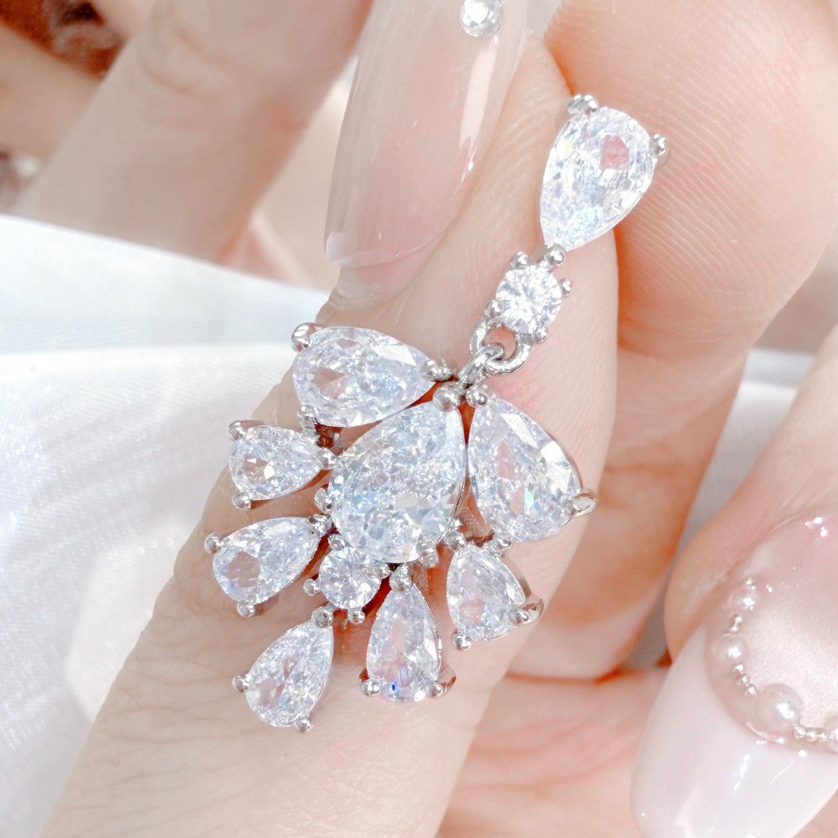O1CN01rFCaip1gTXxUUpRdg_2219563674143-0-cib.jpg Women's Temperament Super Shiny AAA Zircon Ice Flowers Earrings - Image 2