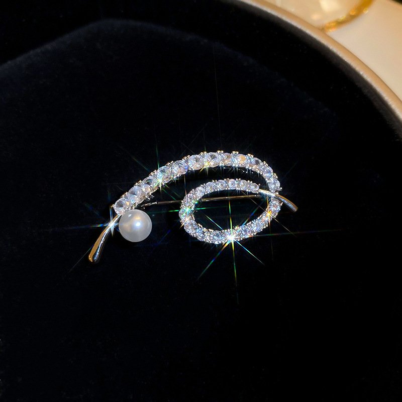 cfe1f711-5c8b-4118-b4af-754d1ce0538d.jpg Real Gold Plating Irregular Letter Brooch - Image 7