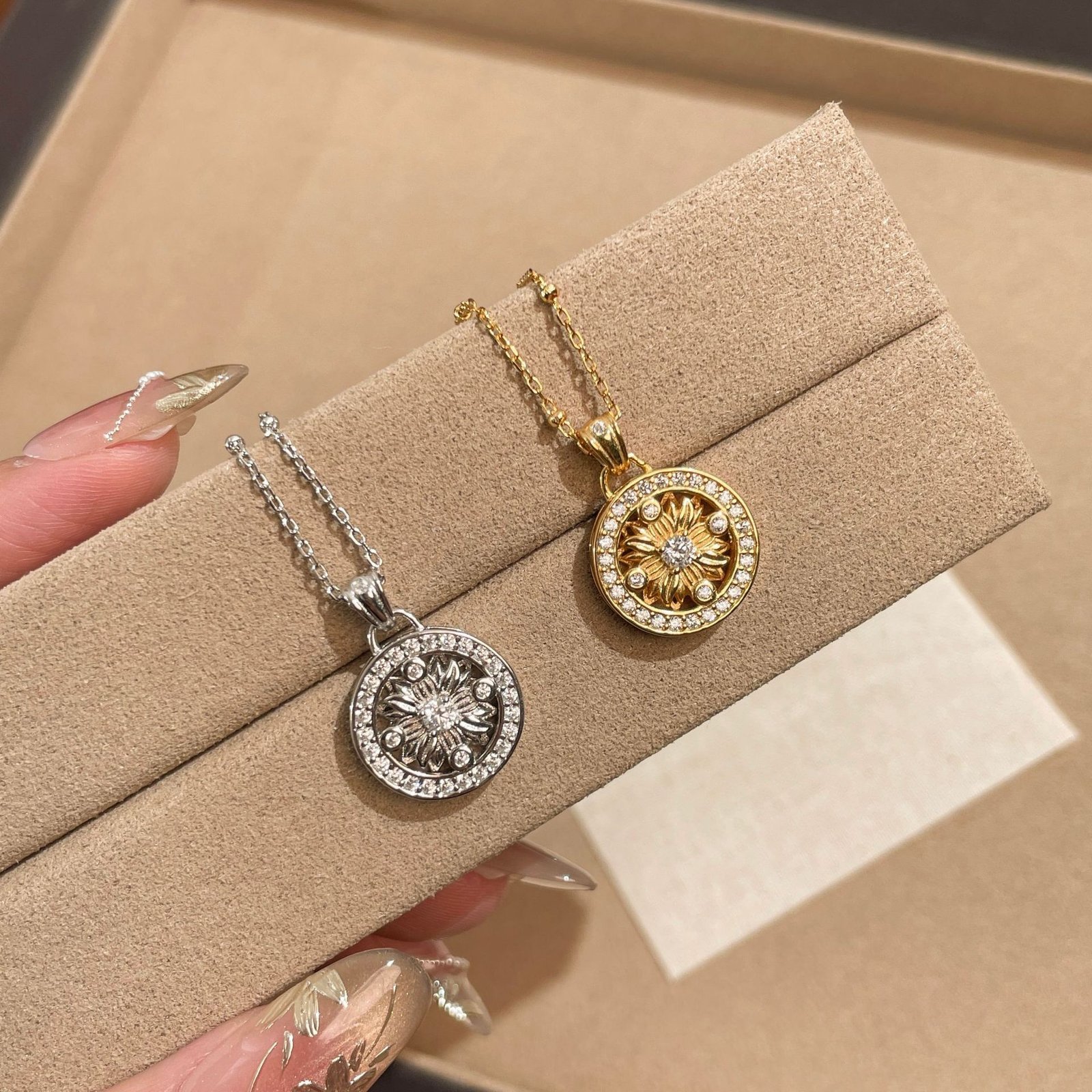 d3ec5193-3df2-47a6-a97e-4ea8d9175700.jpg Light Luxury SUNFLOWER Round Necklace - Image 1